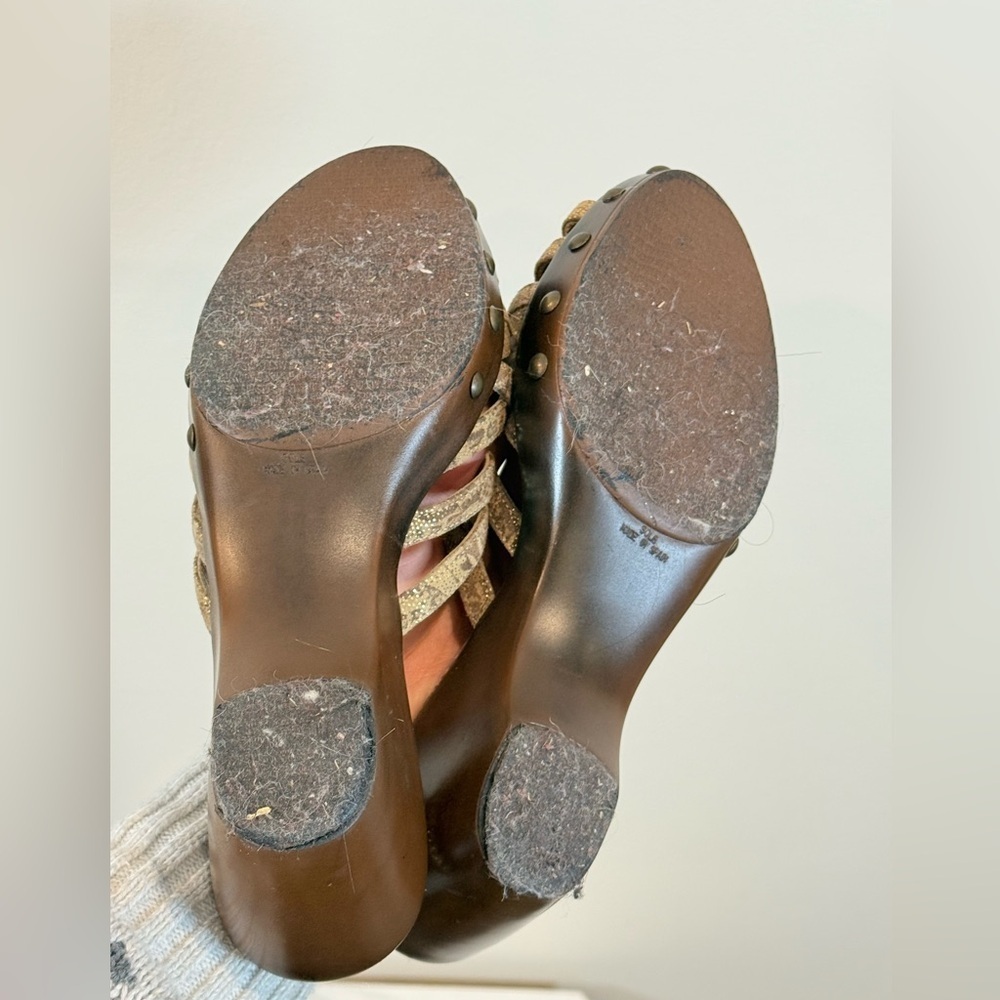 🔥Stuart Weitzman  Gold Wedge Sandals Size 6.5 EUC🔥 - Picture 4 of 4